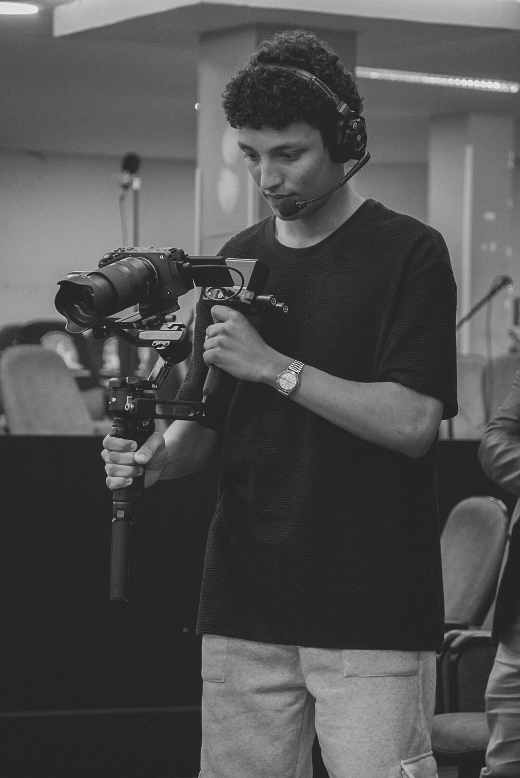 Samuel operando uma câmera profissional em um set